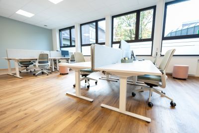 Höhenverstellbare Tische, ergonomische Stühle und strukturiertes Stauraumkonzept bilden die Basis