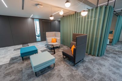 Ein Loungebereich der zum Verweilen einlädt