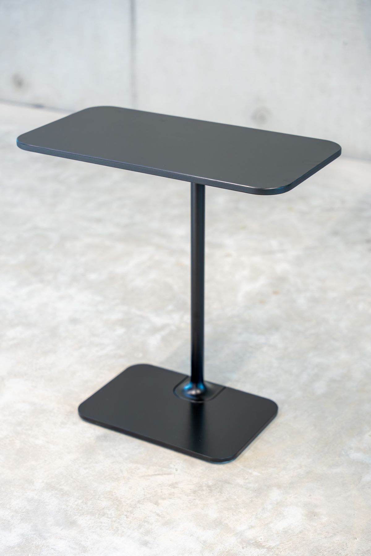 Hochwertiger und funktionaler Beistelltisch. Eine ideale Verbindung von Modernität und Innovation