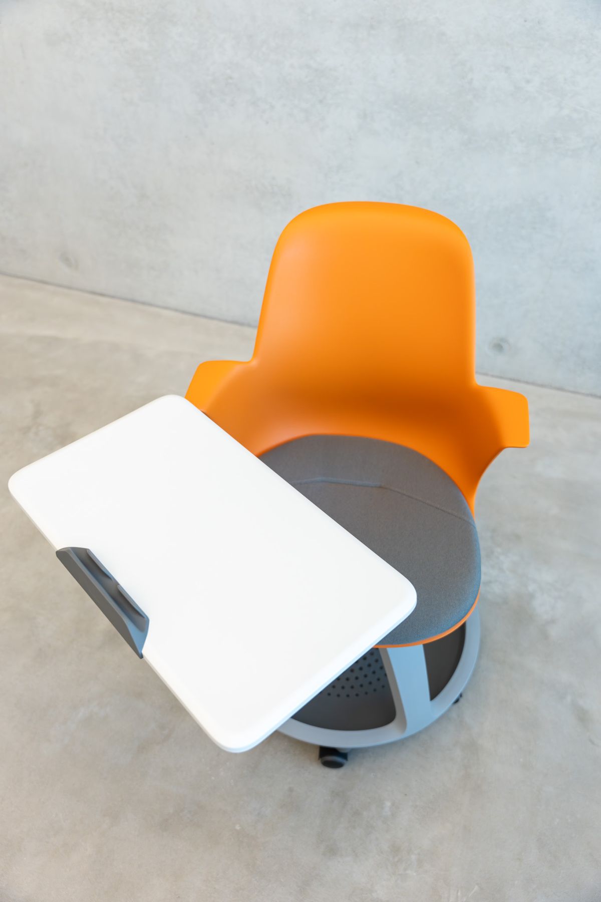 Hochmoderner Schulungsraum ausgestattet mit rollbaren Seminarstühlen