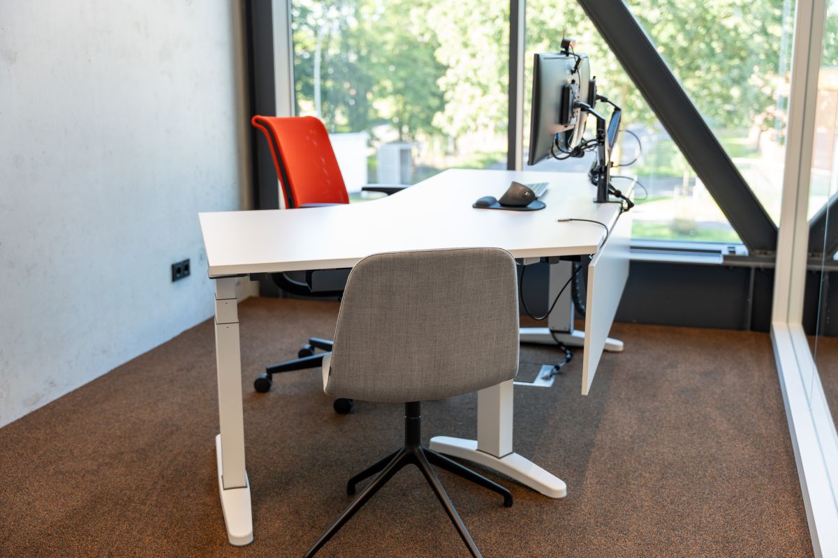 Sitz-Stehtisch mit Kabelmanagment bringt die richtige Dynamik in den Arbeitsalltag