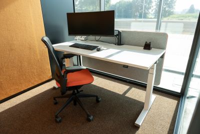 Komfortable Raum-in-Raum-Lösung für konzentriertes Arbeiten auf eine offene Bürolandschaft