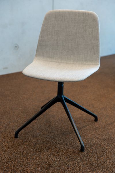 Das anspruchsvolle Design bietet eine bequeme und vielseitige Sitzgelegenheit