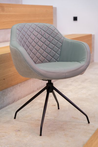 Der Konferenzstuhl bietet das perfekte Sitzgefühl