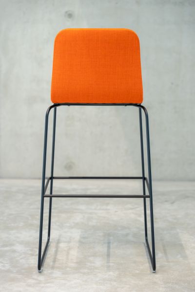 Barhocker bieten ideale Bedingungen für agiles arbeiten oder für die kreative Pause