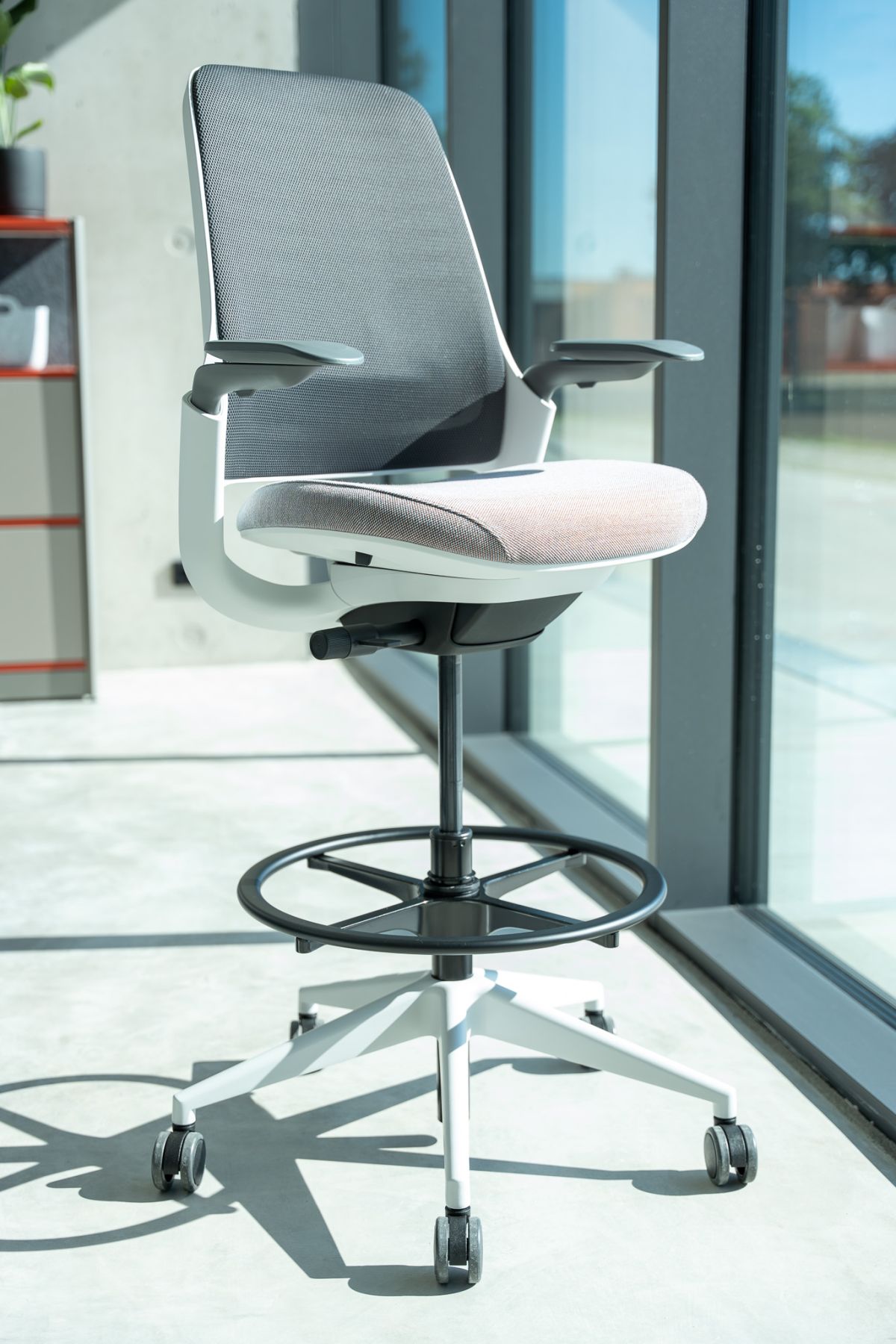 Der Schulungsraum überzeugt mit seinen ergonomischen Arbeitsstühlen