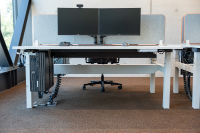 Der höhenverstellbare Arbeitsplatz bietet ein Höchstmaß an Flexibilität