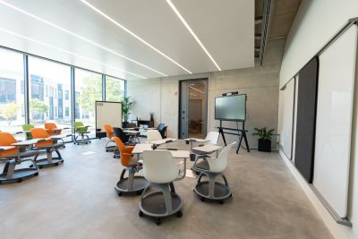 Hochmoderner, anpassungsfähiger Schulungsraum mit beweglichen Tablaren an den rollbaren Seminarstühlen