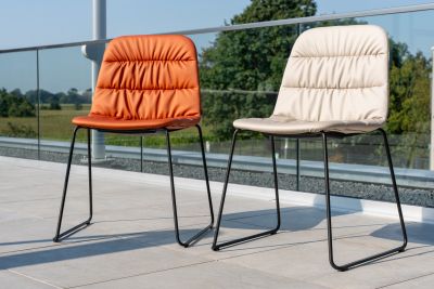 Der gepolsterte Designer-Besucherstuhl ist ideal für Outdoorbereiche
