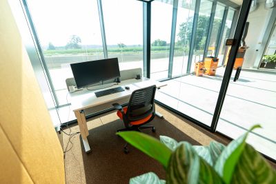 Komfortable Raum-in-Raum-Lösung für konzentriertes Arbeiten auf eine offene Bürolandschaft