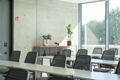 Ob Teamarbeit, Einzelarbeit oder als Schulungssituation - Die rollbaren Tische und Stühle können mühelos umgestellt werden