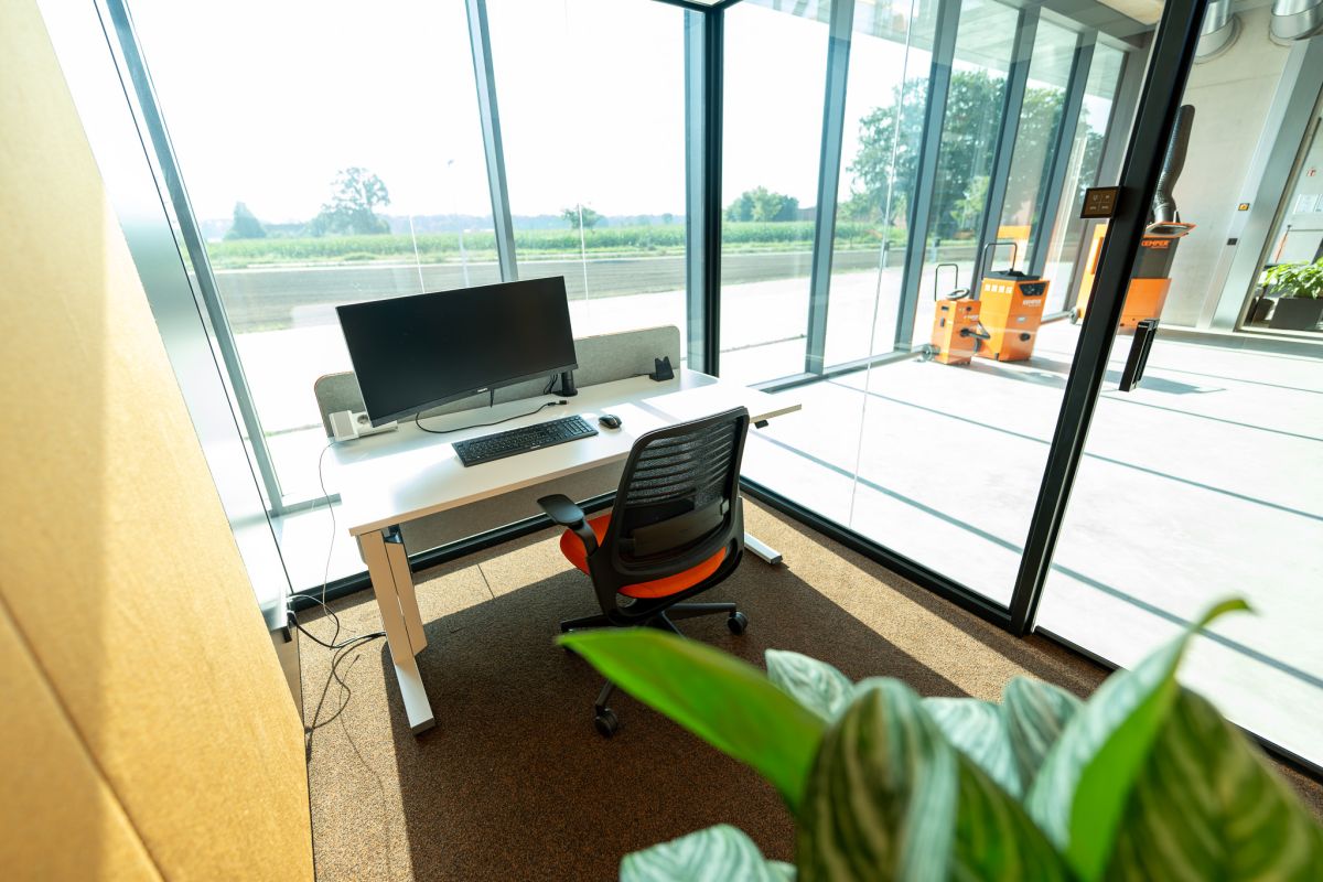 Komfortable Raum-in-Raum-Lösung für konzentriertes Arbeiten auf eine offene Bürolandschaft