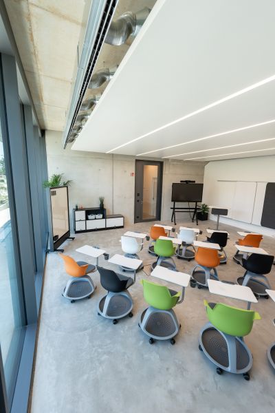 Hochmoderner, anpassungsfähiger Schulungsraum mit beweglichen Tablaren an den rollbaren Seminarstühlen