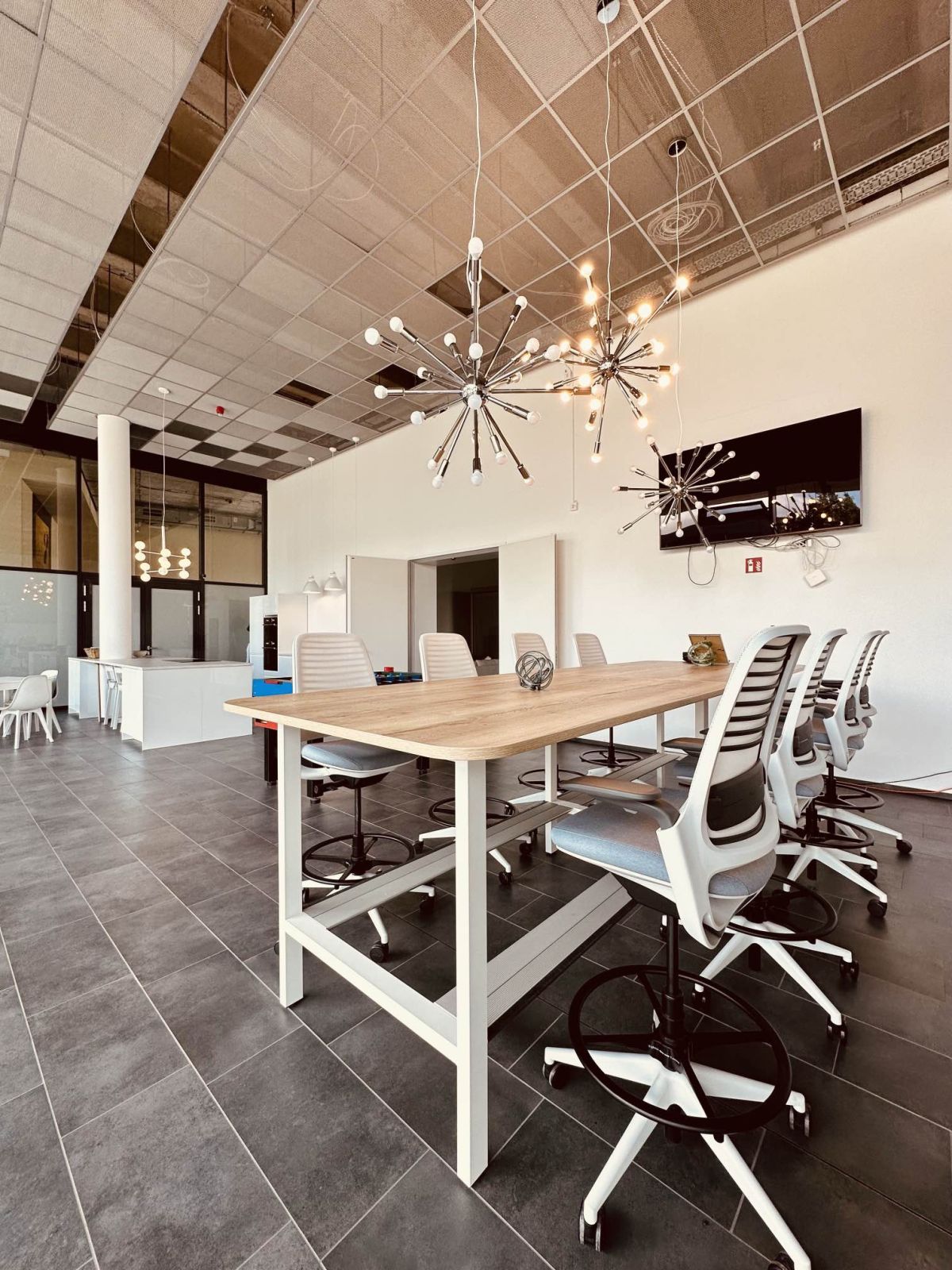 Atmosphäre schaffen - Der Flex Desk bietet die idealen Bedingungen für Teamarbeit