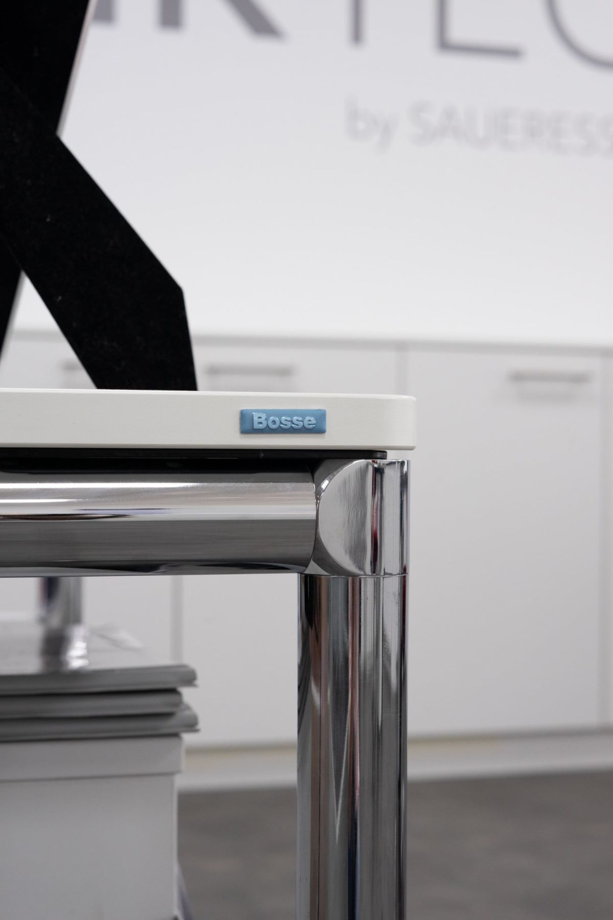 Eleganter Schreibtisch mit klaren Linien