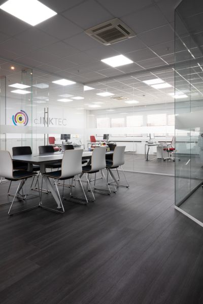 Moderner Meetingraum mit großzügig dimensionierte Glasfront