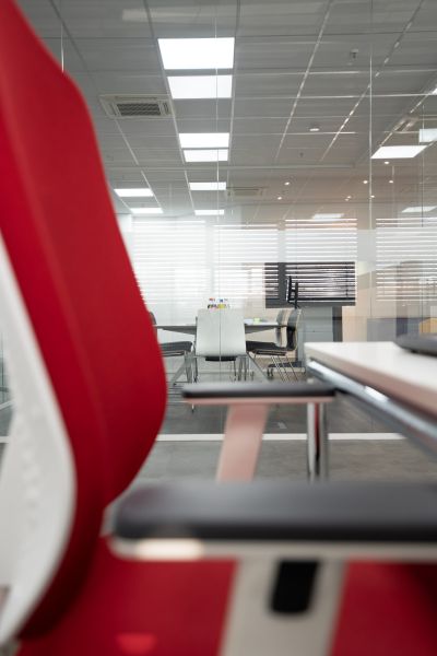 Offene Arbeitsumgebung mit klaren Linien und zeitlosem Design