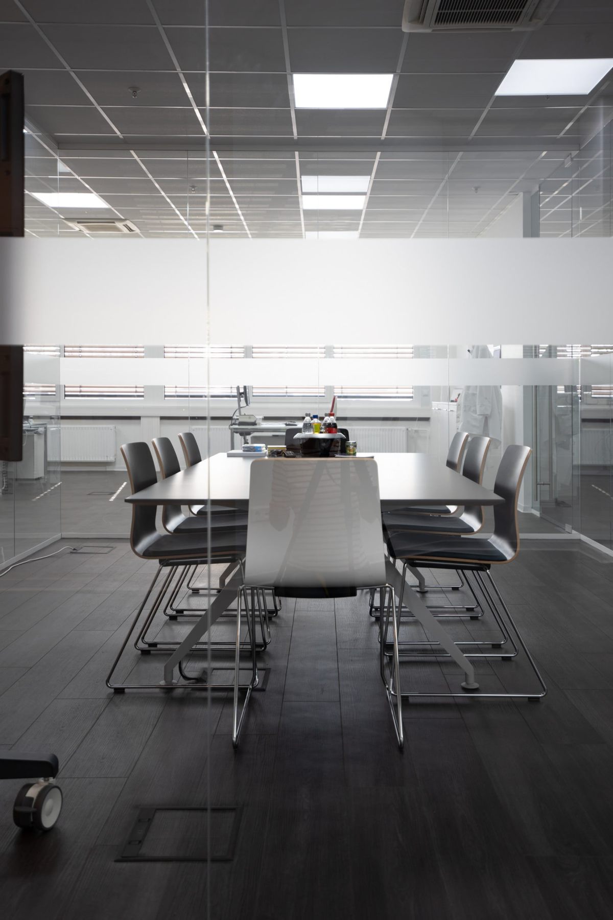 Meetingraum mit großzügig dimensionierte Glasfront im zeitlosen Design