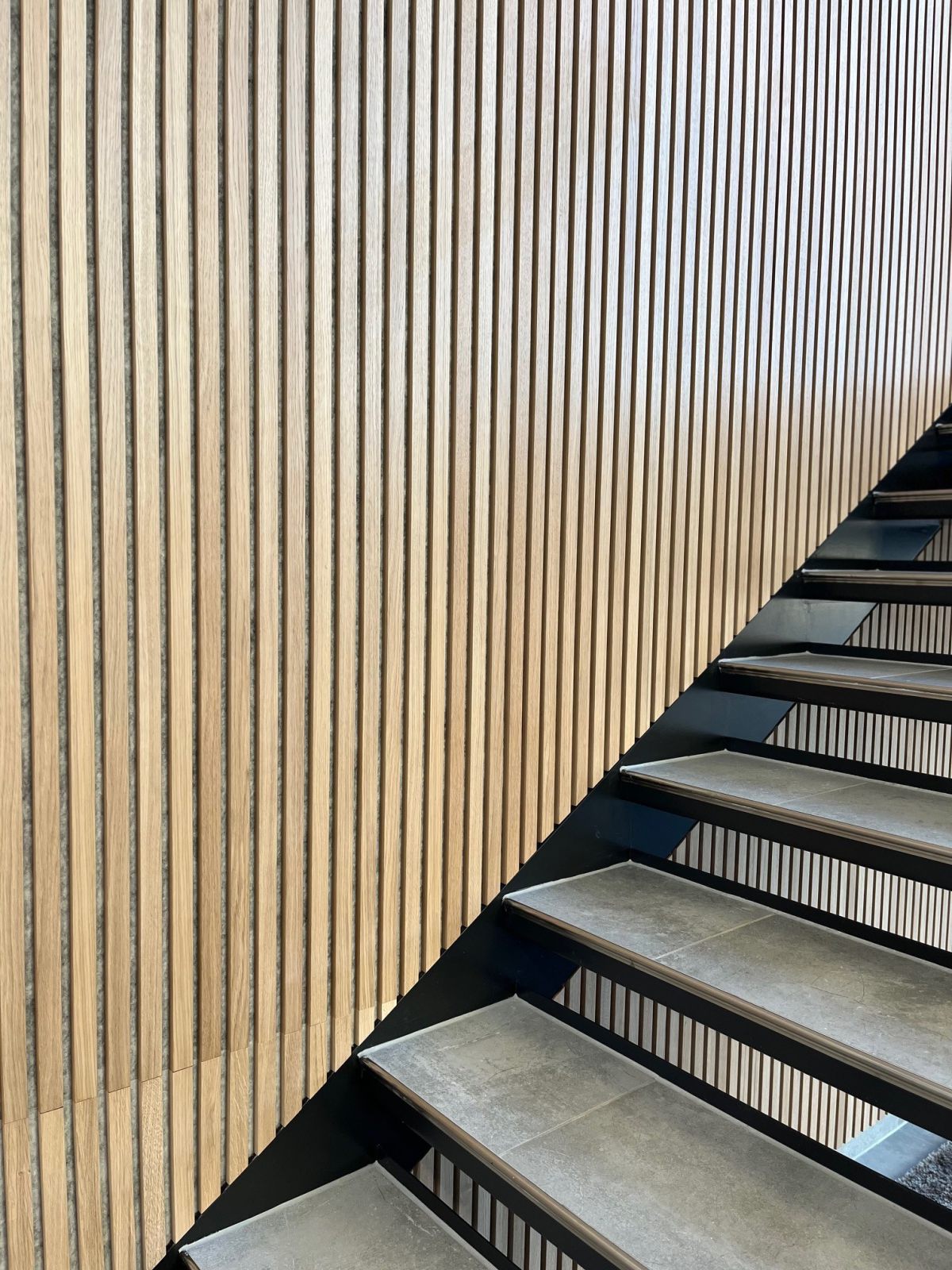 Moderne und natürliche Akustikelemente für den Treppenaufgang