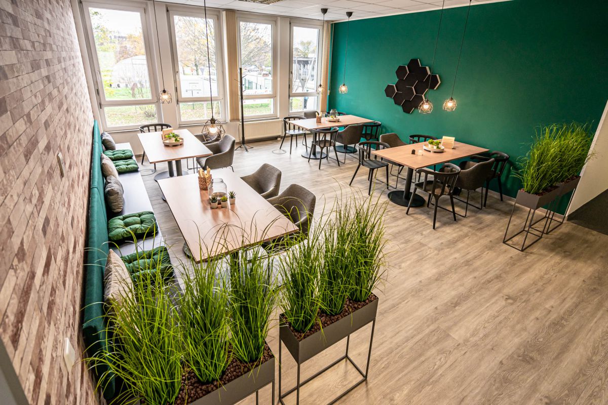 Work Café im Look einer Cafè Bar im Industriedesign mit Backsteinwand