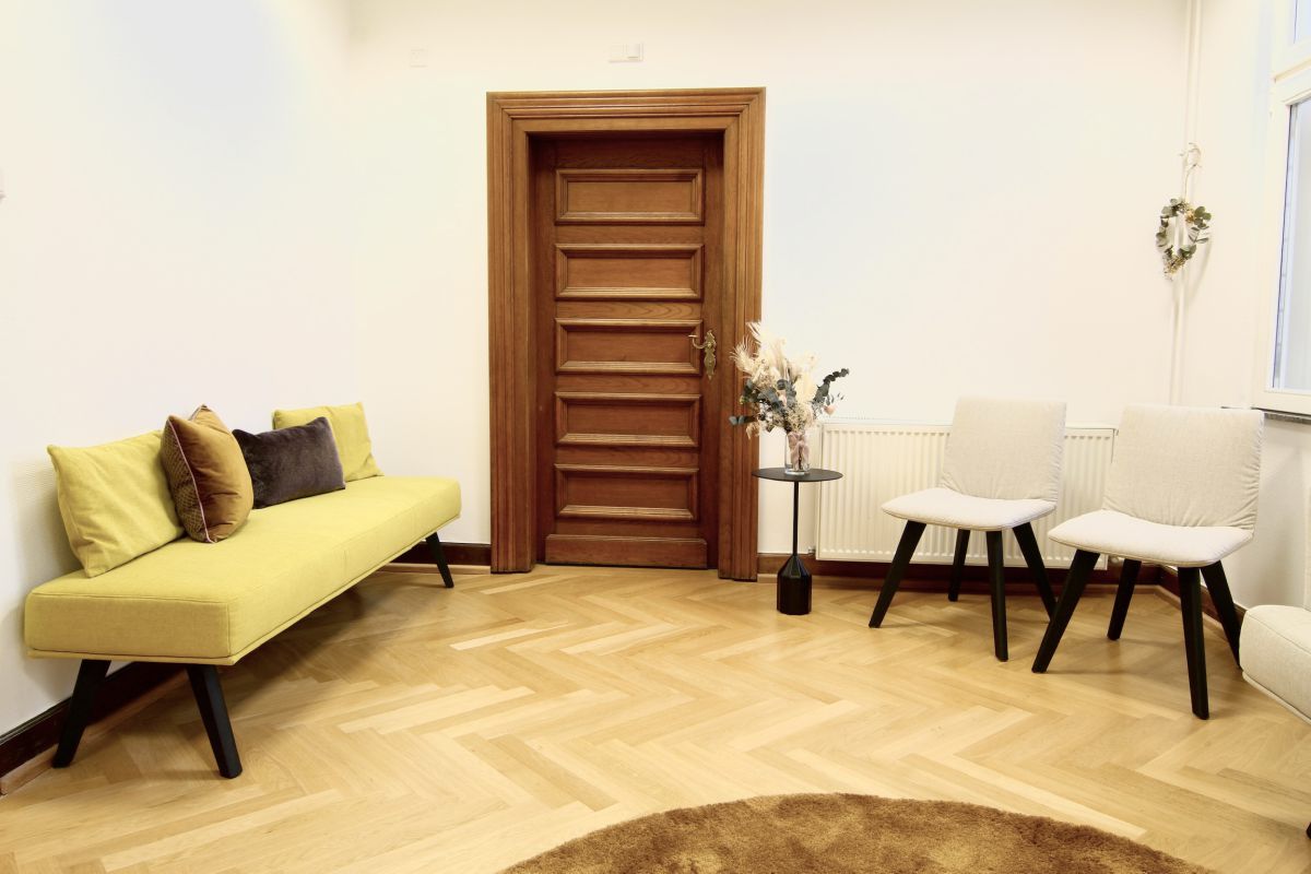 Skandinavisches Design - Wartebereich mit minimalistischer Sitzbank und Stühle