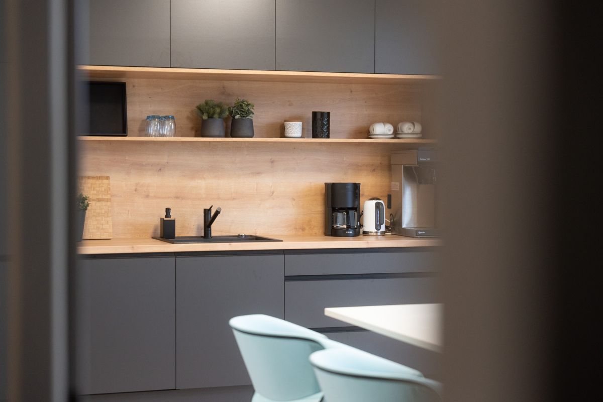 Ein Aufenthalsraum mit einer voll ausgestatteten Küche