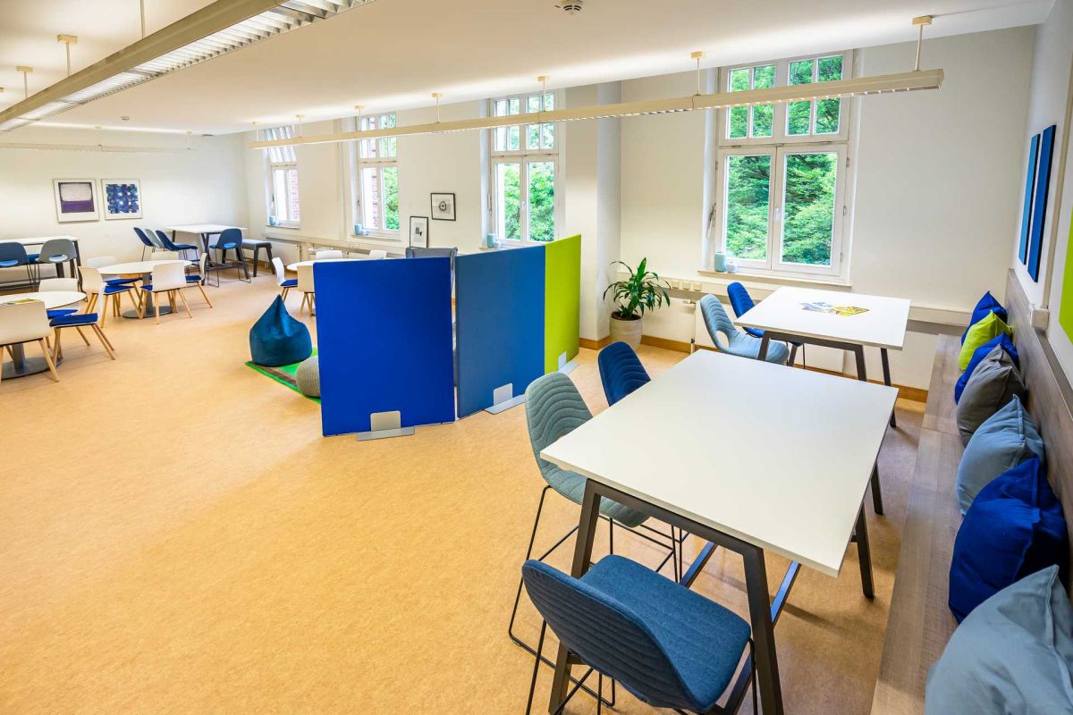 Multifunktionsraum mit offene Settings zur Zusammenarbeit