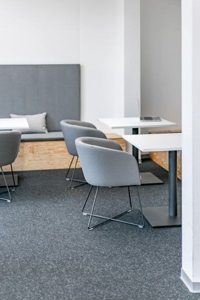 Moderne filigrane Konferenzsessel