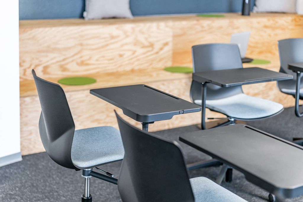 Moderner Seminarstuhl mit Schreibtablar für einen schnellen und einfachen Wechsel zwischen Vorlesung und Gruppenarbeit