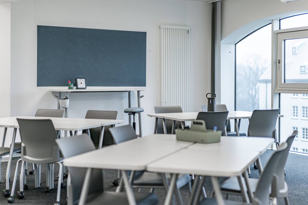 Rollbare Seminarstühle und Tische für flexibles und aktives lernen