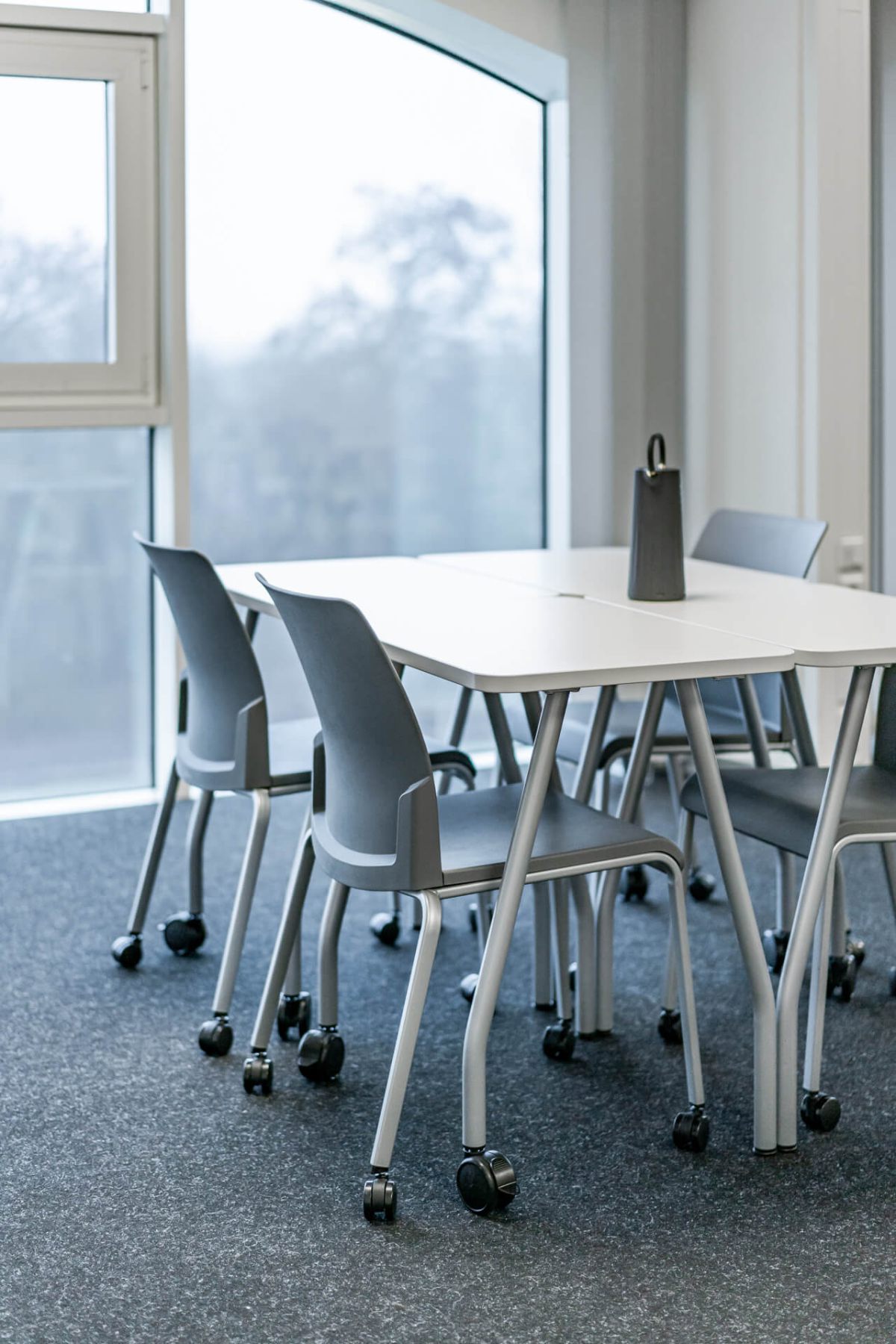 Rollbare Seminarstühle und Tische für mehr Flexibilität