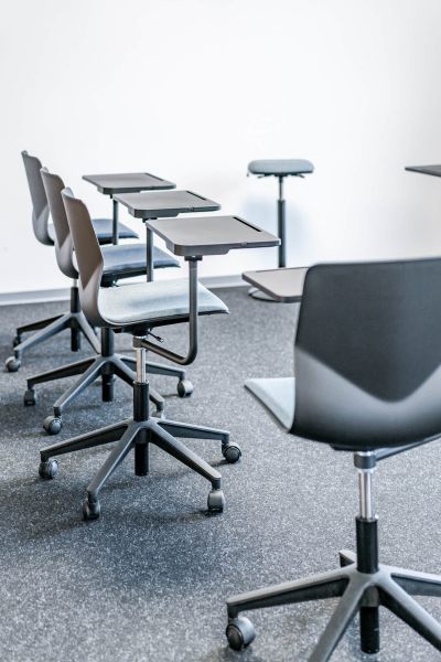 Seminarstühle mit Schreibtabler für hohe Flexibilität