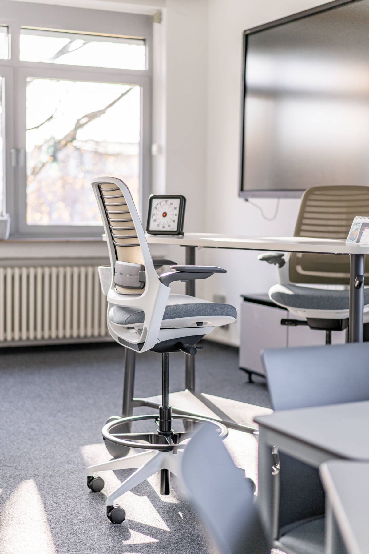 Flexibler Hochtisch kombiniert mit Counterstühle