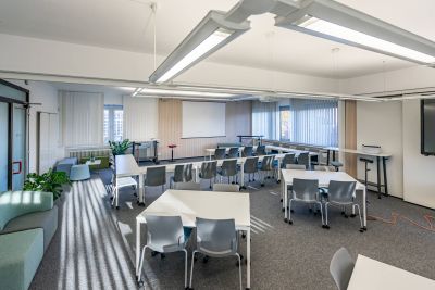 Flexibler Schulungsraum mit mobilen Einzeltischen in Sitzhöhe und rollbaren Stühlen