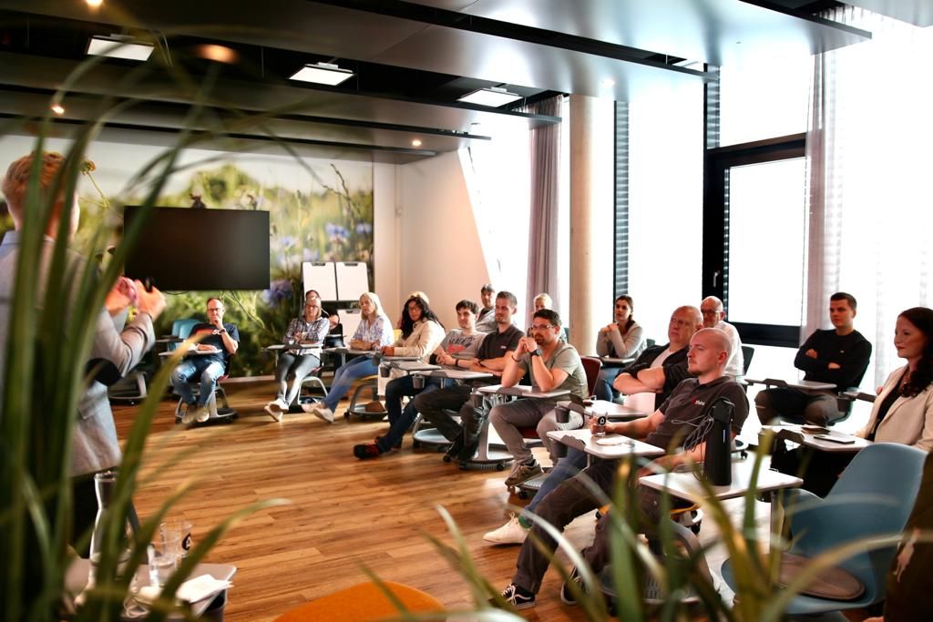 Große Teamrunde in Zusammenarbeit und Meinungsaustausch im Besprechungsraum